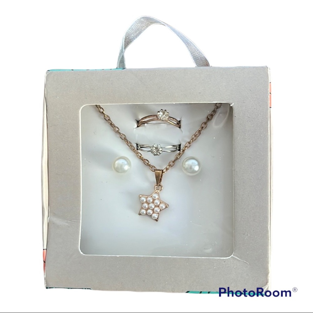 Chloe Alexis NWT Jewelry Combo Box.
